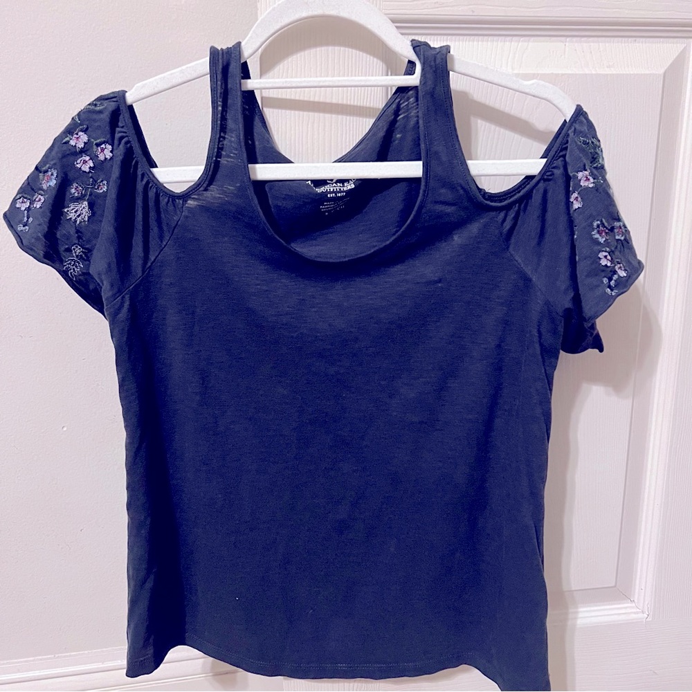 American eagle size small Women's blue Cold Shoulder Top w embroidered flowers.